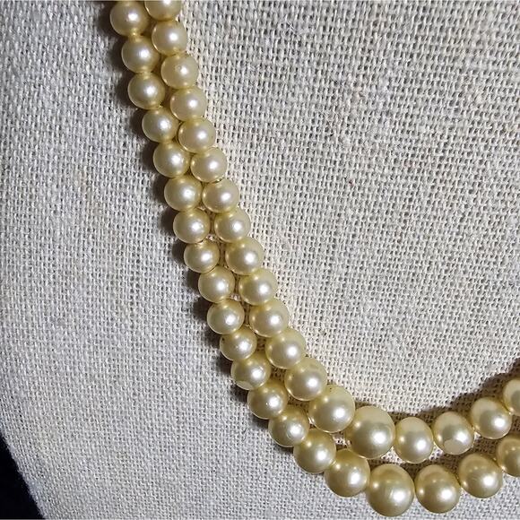 VINTAGE graduated glass pearls double strand with rhinestone clasp - Picture 3 of 7
